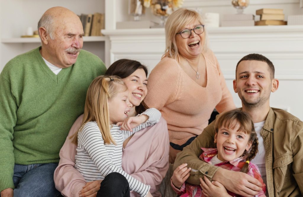 Familia feliz en casa