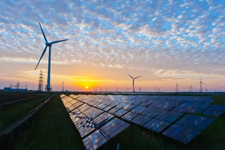Paneles solares y aerogeneradores
