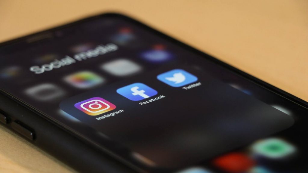 Teléfono con apps de redes sociales y seguridad de cuentas