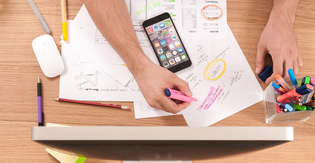 Community manager gestionando redes sociales de una empresa