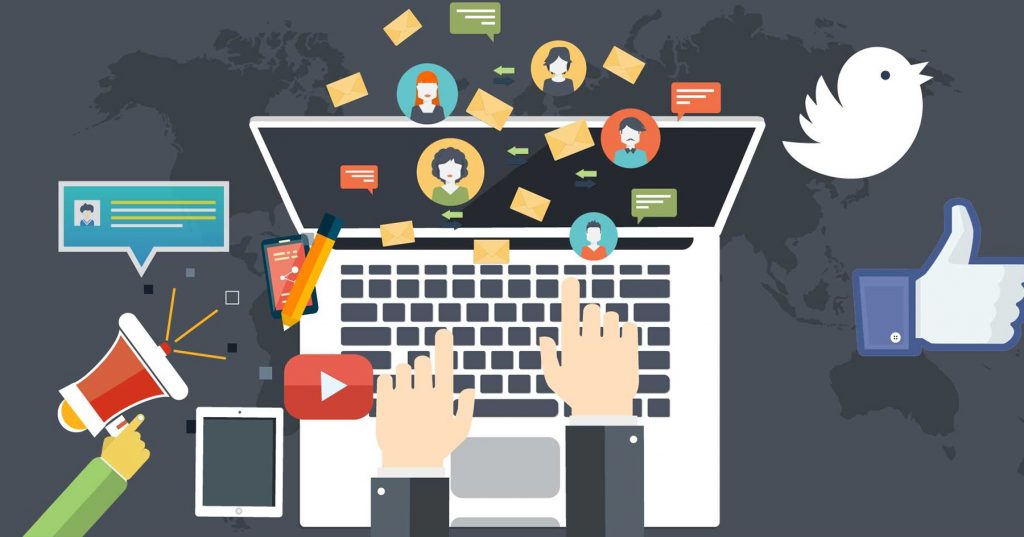 Social media manager trabajando en estrategia de contenido