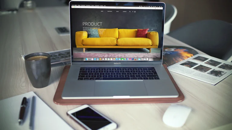 Laptop mostrando el sitio web de una tienda sobre un escritorio